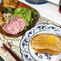 パンで朝食|卍さん