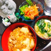 麻婆丼、えのきとワカメの中華スープ、キャロットラペ| サトリさん