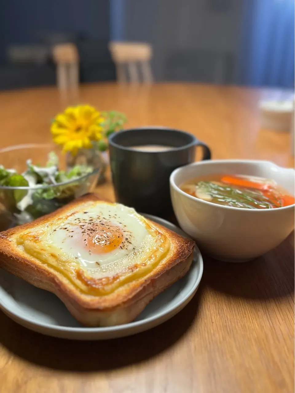 2/24の朝食　目玉焼きトーストと野菜スープ|yoneさん