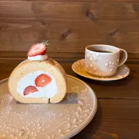 いちごのロールケーキとコーヒー|ちゃみこさん