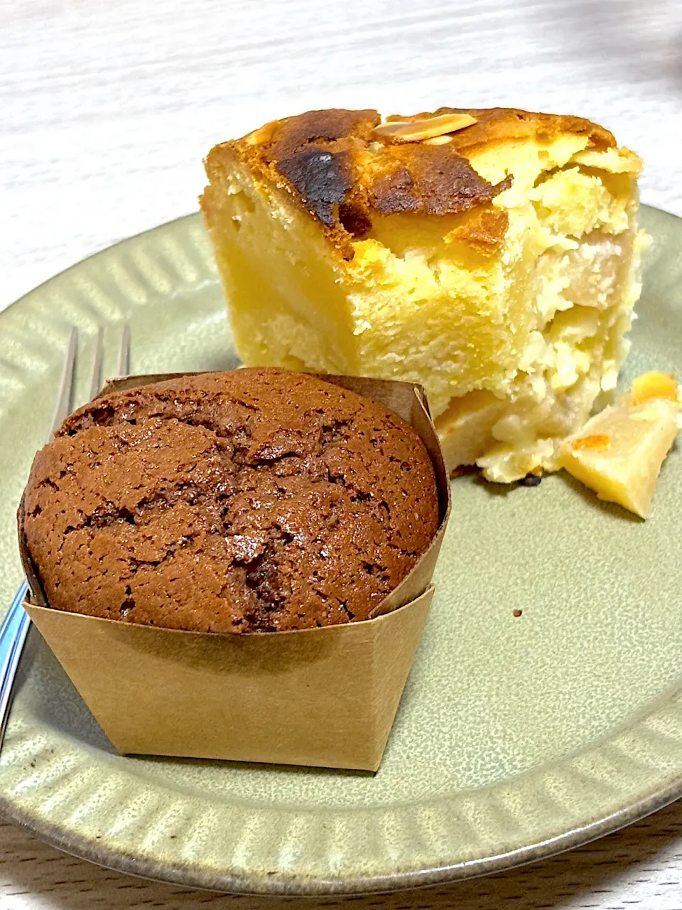 娘（25歳）が作ってくれたりんごのケーキとチョコレートケーキ|Kouji  Kobayashiさん