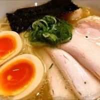 【TRYラーメン大賞2021-2022 新店・しょうゆ部門 5位】 
【白ご飯価格改訂】
支那蕎麦 澤田 
白醤油支那蕎麦 (950円) 
＋肉·海老ワンタン各1 (130円) 
＋白ご飯 (150円) 
＠新宿御苑前3分 
(JR新宿駅から徒歩14分) 
25054
〈醤31塩7噌󠄀6タ2昆3出2F3冷0〉