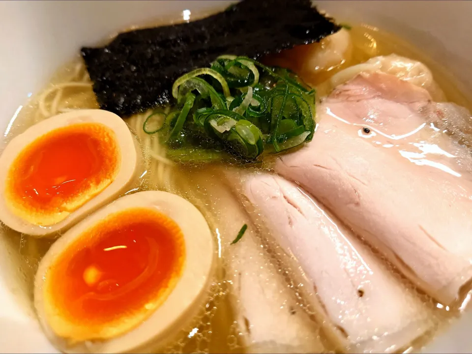 【TRYラーメン大賞2021-2022 新店・しょうゆ部門 5位】 
【白ご飯価格改訂】
支那蕎麦 澤田 
白醤油支那蕎麦 (950円) 
＋肉·海老ワンタン各1 (130円) 
＋白ご飯 (150円) 
＠新宿御苑前3分 
(JR新宿駅から徒歩14分) 
25054
〈醤31塩7噌󠄀6タ2昆3出2F3冷0〉|大脇さん