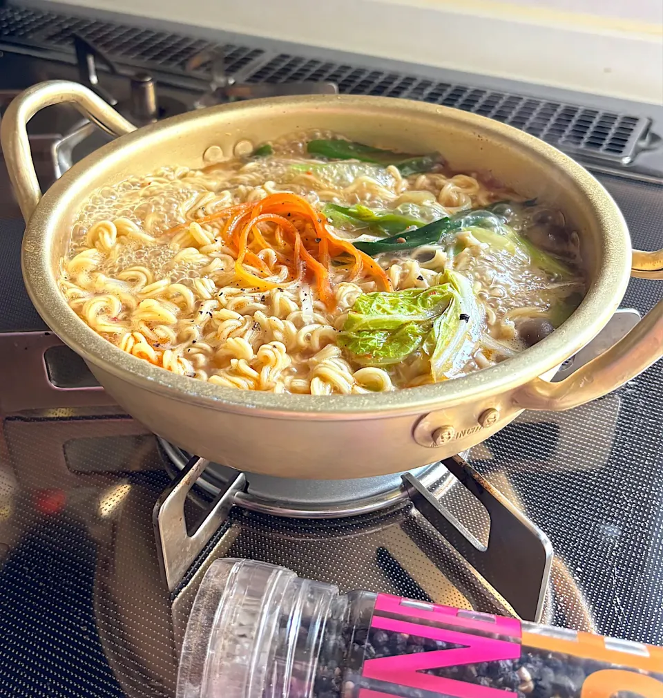 お昼にごま坦々ラーメン|かっちゃん杉さん