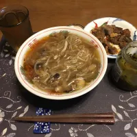 キノコ餡掛け醤油ラーメン、サイコロステーキ、胡麻高菜漬け、烏龍茶(昼飯)|enarinさん