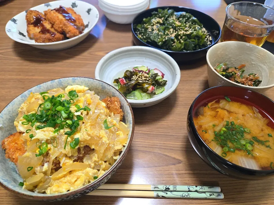 わかめ！タコの酢の物！ほうれん草のおひたし！カツ丼！味噌汁🌺|chiyukiさん