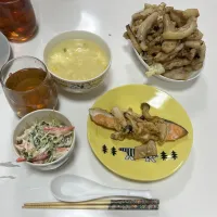 晩御飯☆鮭とキノコのみそマヨ焼き☆豚トロ塩ダレ炒め☆カラシマヨサラダ（貝割れ・カニカマ）☆帆立とコーンの中華スープ|Saharaさん