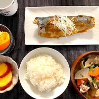 鯖の味噌煮メインのお夕飯🌛|みーぬさん