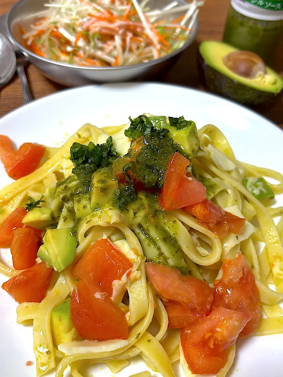 アボガド🥑とトマト🍅、モッツァレラのジェノベーゼ|𝓤𝓬𝓪さん