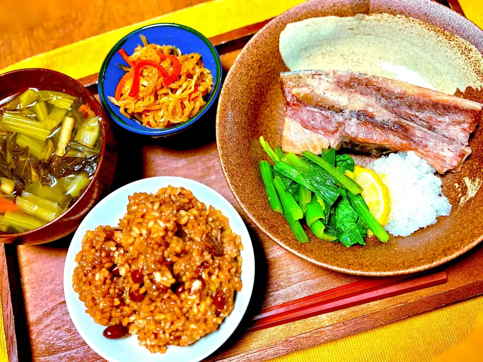 煮菜と醤油おこわと鮪のカマの塩焼き|きいろさん