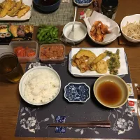 ご飯、天ぷら盛り合わせ、甘海老唐揚げ、もやし炒め、太巻き+海苔巻き+俵型お赤飯、枝豆、イカの塩辛、辛子明太子、烏龍茶(夕飯)|enarinさん