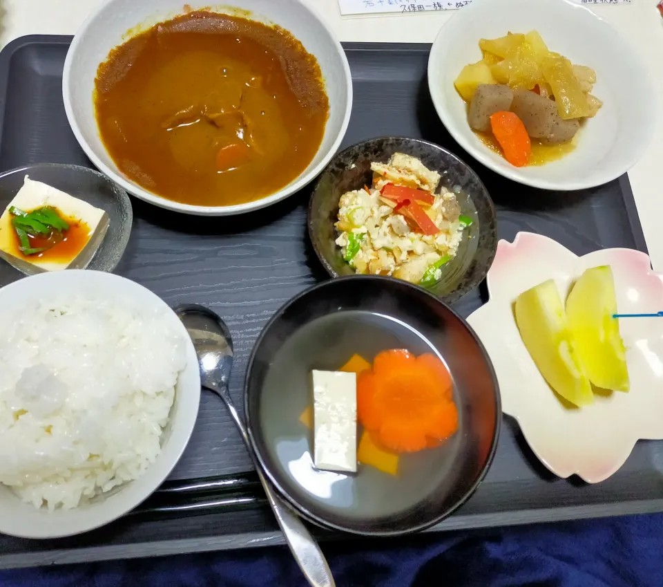 冷凍していたりんごカレーの残りと冷蔵庫の中から出した残り物。肉無し肉じゃが残り物だから仕方ないかぁ。|justice🍎IWATE🍎さん