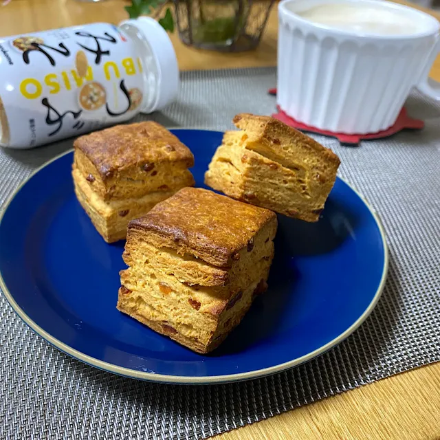 Snapdishの料理・レシピ写真:つぶみそ酒粕スコーン（チェダーチーズ入り）｜【つぶみそ】をかけるだけで、料理の楽しさが急上昇！かけたい時が「みそ変」チャンス！