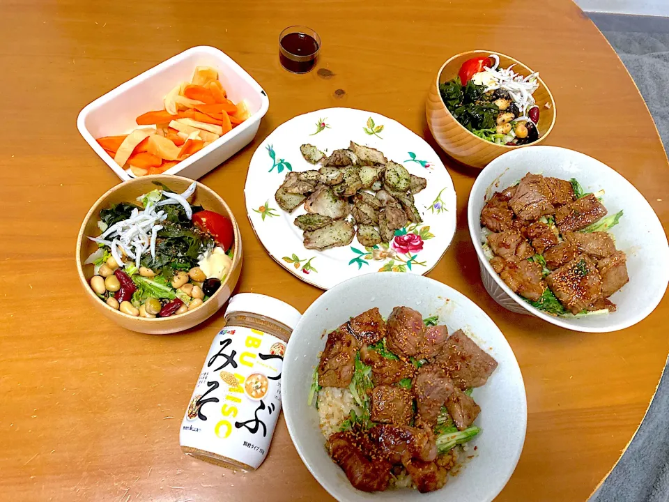 糸島牛サイコロステーキ丼→粒みそで味変🎵、お豆としらすのサラダ、菊芋の青のりチップス、粕漬け、野草酵素|さくたえさん