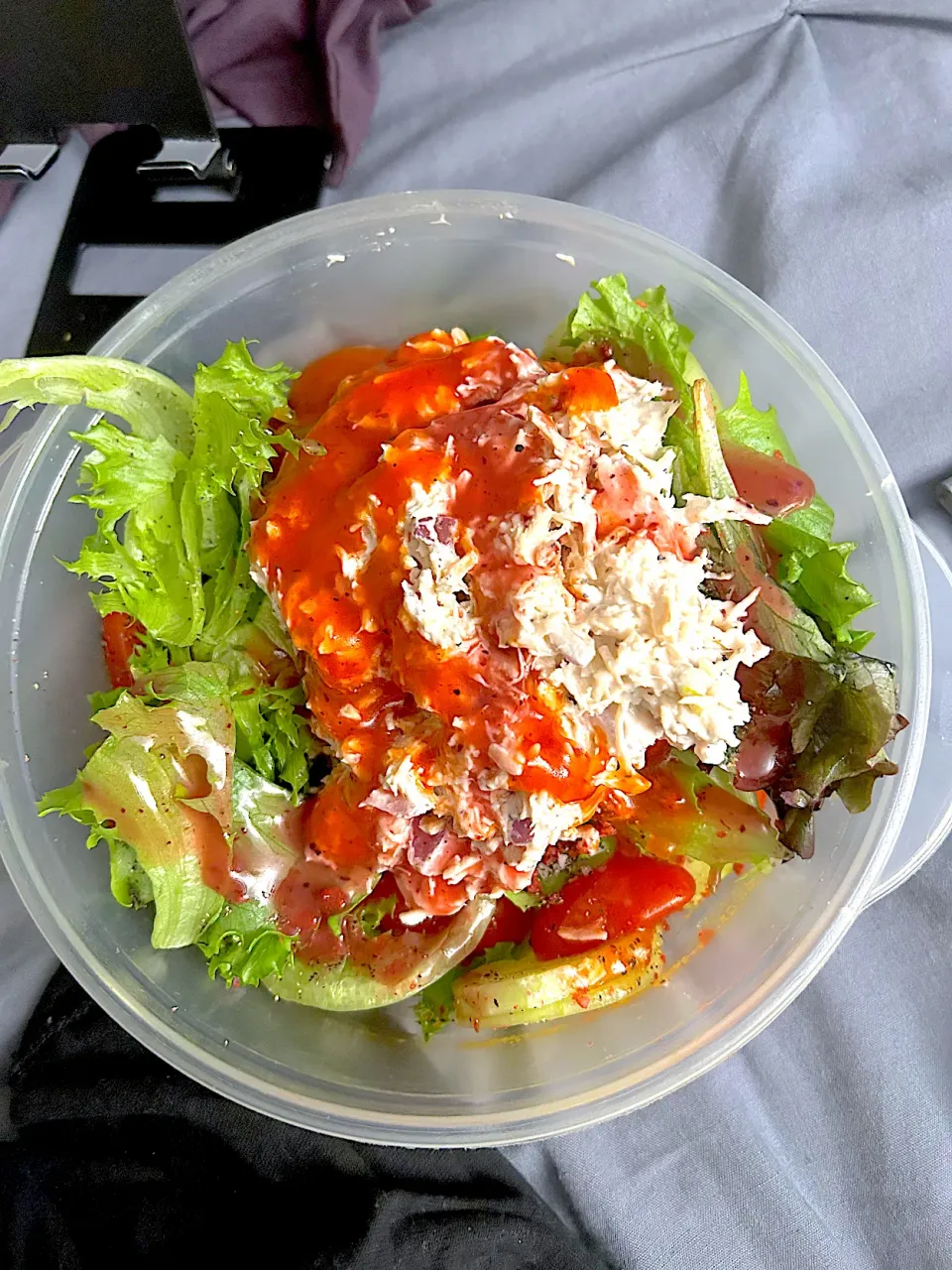 Chicken, diced up over cucumbers, lettuce, tomatoes, and onions and bacon bits with raspberry vinaigrette dressing|Kareem Boogieさん