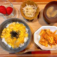 夜ご飯(親子丼、豚キムチ、もやしナムル、はまぐりお吸い物、いちご)|cocomikaさん