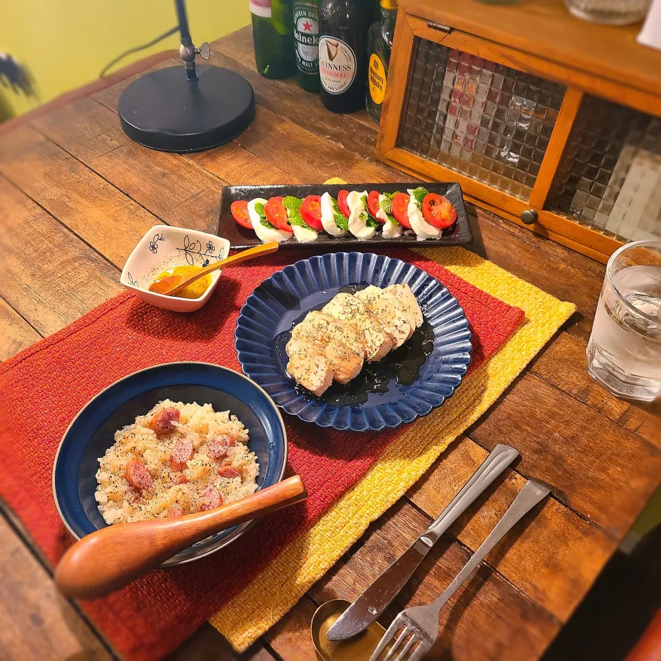 コンソメとソーセージのリゾット、鶏胸肉のステーキ、カプレーゼ|KEITAさん