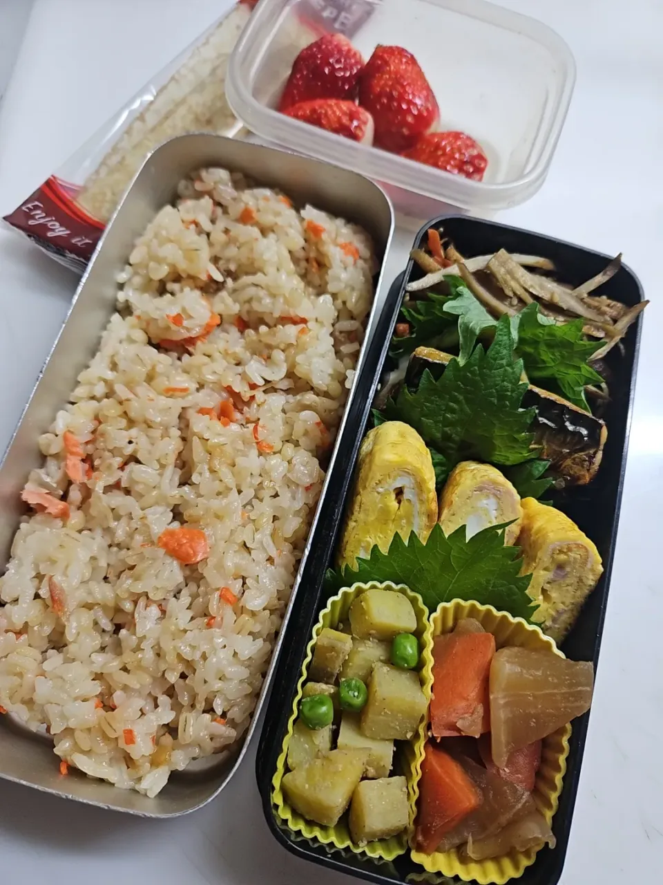 ☆高校生弁当☆もち麦入り炊き込みご飯、金平牛蒡、鯖、ハム卵焼き、大根煮物、さつまいもゴマ和え、いちご、チョコクレープ|ｼｮｺﾗさん