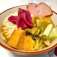 絹揚げ、深谷ねぎ、茎ﾌﾞﾛﾂｺﾘｰのかけ汁うどん　木曽駒高原赤かぶ漬け＆吊るし切り焼豚ﾄｯﾋﾟﾝｸﾞ|マニラ男さん