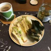 鰹ふりかけと塩昆布の混ぜご飯おにぎり、トーストサンドイッチ、胡麻高菜漬け、ホットコーヒー(朝ご飯)|enarinさん