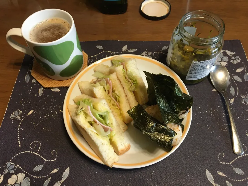 鰹ふりかけと塩昆布の混ぜご飯おにぎり、トーストサンドイッチ、胡麻高菜漬け、ホットコーヒー(朝ご飯)|enarinさん