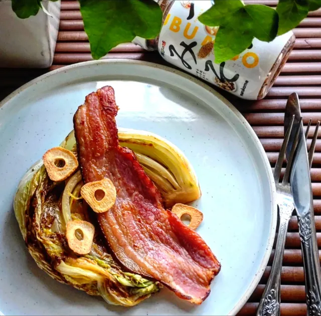 Snapdishの料理・レシピ写真:ガリバタつぶみそで白菜ステーキ🥬🥂｜【つぶみそ】をかけるだけで、料理の楽しさが急上昇！かけたい時が「みそ変」チャンス！
