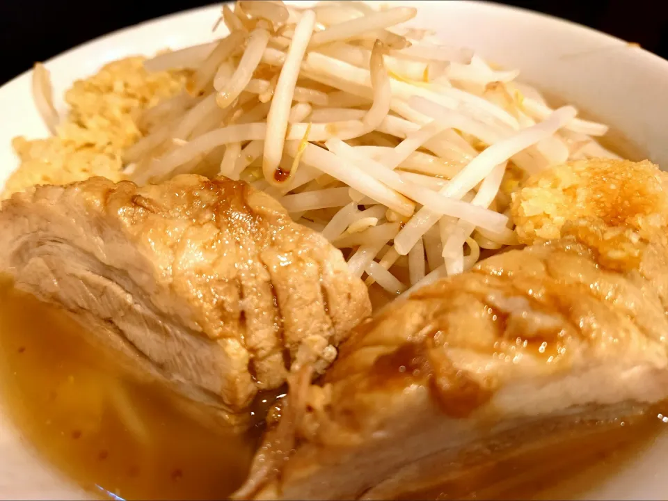【TRY ラーメン大賞 2018年 
汁なし部門1位】 
用心棒 神保町店 
ラーメン (950円、麺300g) 
― 麺少なめ 250g
＋豚追加1 (180円) 
＋ニンニクマシ (無料) 
＋ショウガマシマシ (無料) 
@神保町3分 
(JR秋葉原駅から徒歩23分) 
25056
〈醤32塩8噌󠄀6タ2昆3出2F3冷0〉|大脇さん