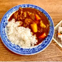 「 カレーライスde夕飯 」🍛
大根サラダと春雨スープを添えて 晩ごはん💦|ばくあんしゃさん