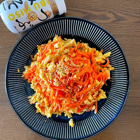 「料亭の味 フリーズドライつぶみそ ボトル」を使ってみたSnapdishの料理・レシピ写真:にんじんとツナと卵のシリシリつぶみそふりふり味変✨