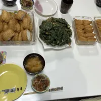 晩御飯☆いなり寿司（４２個）☆きんぴらごぼう☆ちくわの磯辺揚げ☆みそ汁（豆腐・ワカメミックス）|Saharaさん