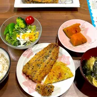 イワシと茄子のバジルチーズフライ　じゃがいものカレーチーズガレットわかめと卵の味噌汁　かぼちゃのカレー煮　ミモザサラダ| おさむん17さん