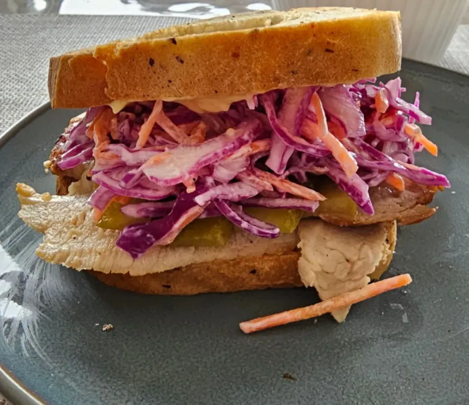 pork belly sandwich w/ dijonmayo, pickled cucumber and red cabbage slaw.|Sannemiaさん