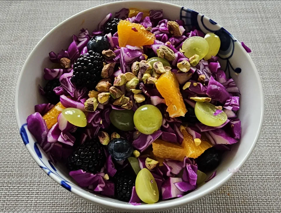red cabbage salad w/ grapes, oranges, blackberries, blueberries & pistachios|Sannemiaさん