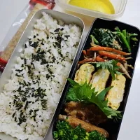 ☆高校生弁当☆もち麦入り若芽ごはん、金平牛蒡、ほうれん草ゴマ和え、シラス葱卵焼き、鶏甘辛、ブロッコリー、りんご、チョコクレープ|ｼｮｺﾗさん