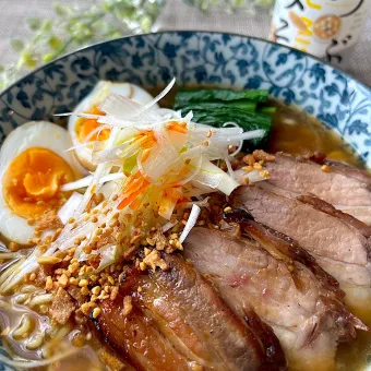 Snapdishの人気料理写真:【つぶみそでみそ変】焼豚しょうゆ味噌ラーメン