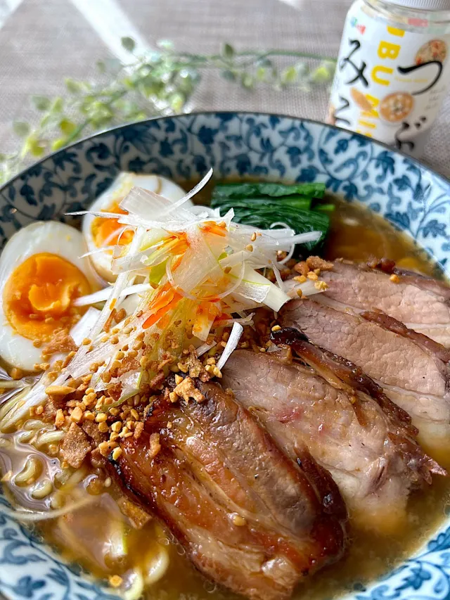 Snapdishの料理・レシピ写真:【つぶみそでみそ変】焼豚しょうゆ味噌ラーメン｜【つぶみそ】をかけるだけで、料理の楽しさが急上昇！かけたい時が「みそ変」チャンス！