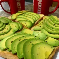 Simple easy breakfast avocado toast|Ahnneさん