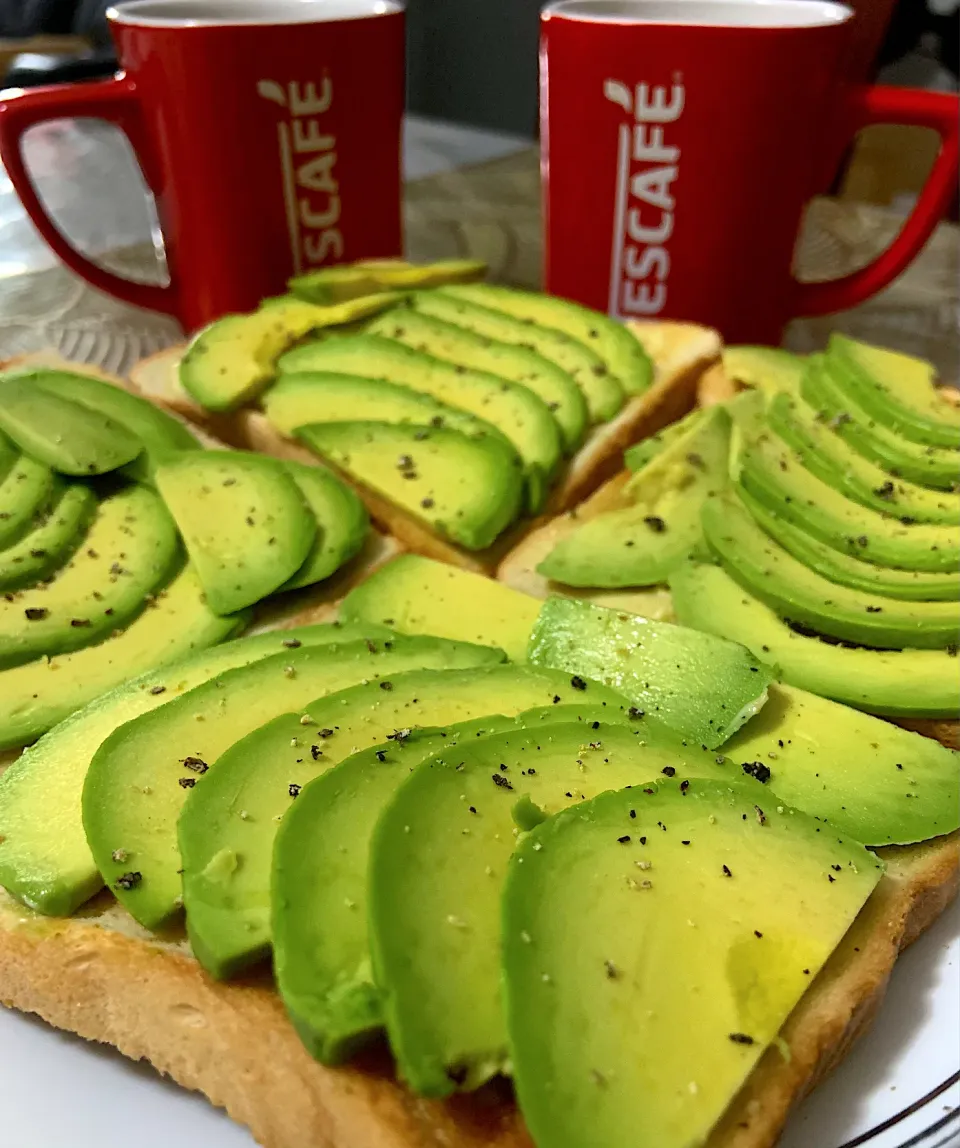 Simple easy breakfast avocado toast|Ahnneさん