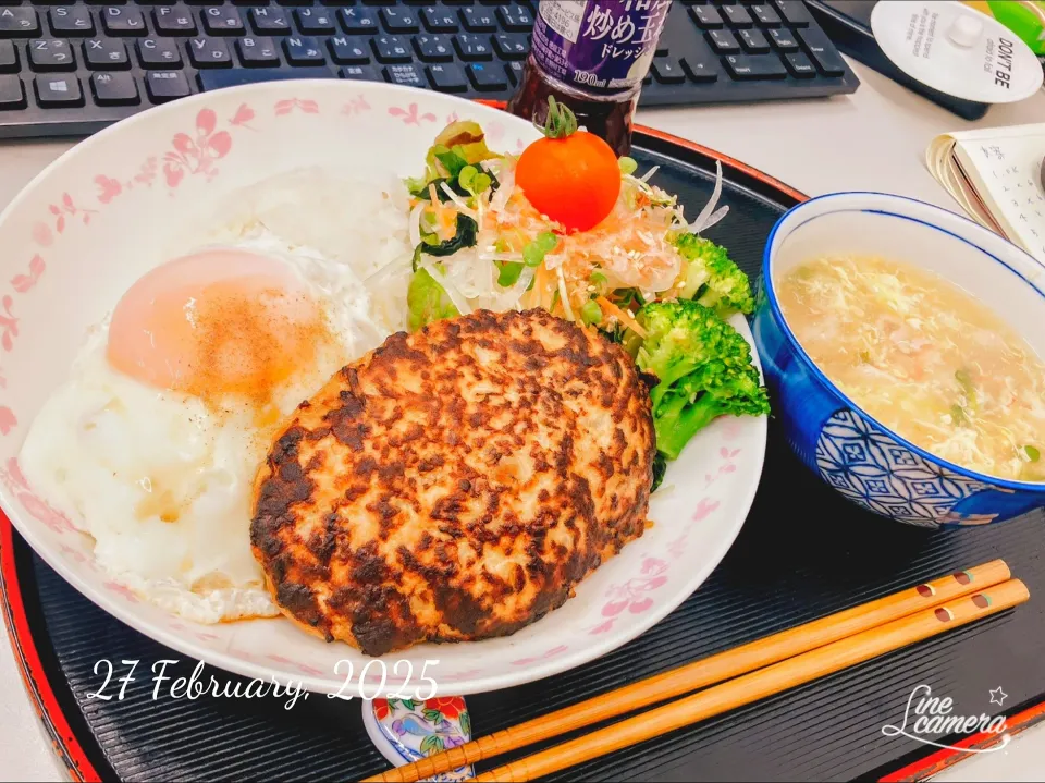 本日の日替わり弁当🍱
  ハンバーグプレート  DELI STYLE

①びっくりドンキーみたいなハンバーグ
②目玉焼き（味変用）
③びっくりドンキーみたいなサラダ
    最近推しのTOPVALU玉ねぎドレッシング

④汁物    鶏むね肉とかいわれ大根のかきたま汁|TakeBooさん