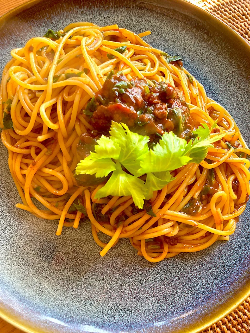 セロリの葉っぱのボロネーゼ😋🍝💕✨|アイさん