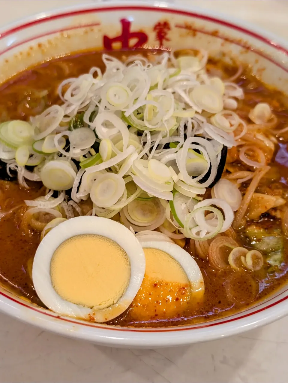 五目味噌ラーメン辛さ2倍麺少なめネギトッピング@中本大宮店|watarunさん
