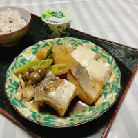 grandmaの晩ごはん☆ 今夜はぶり大根です
福神漬けの汁で煮付けました