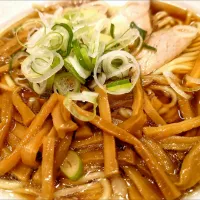 【1956年創業】 
【麺メニュー価格改訂】 
中華そば 共楽 
竹の子そば (葱多め、1,050円) 
＋麺大盛 (50g、50円) 
＋生卵 (別椀、50円) 
@銀座2分、銀座一丁目、東銀座 
(JR東京駅から徒歩12分) 
25057
〈醤33塩8噌󠄀6タ2昆3出2F3冷0〉