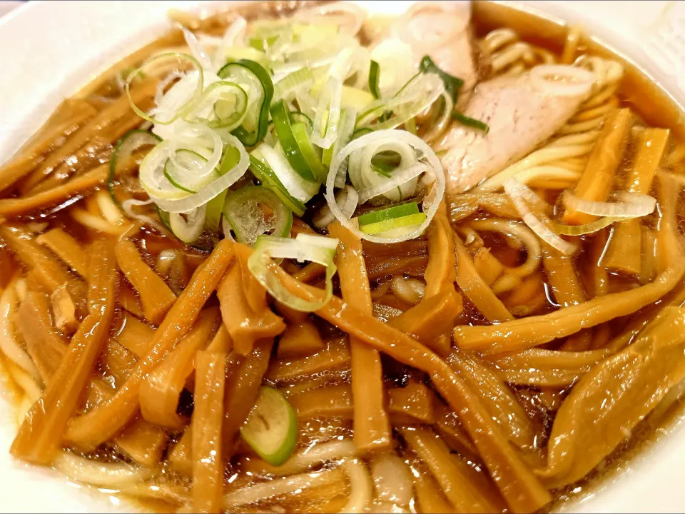 【1956年創業】 
【麺メニュー価格改訂】 
中華そば 共楽 
竹の子そば (葱多め、1,050円) 
＋麺大盛 (50g、50円) 
＋生卵 (別椀、50円) 
@銀座2分、銀座一丁目、東銀座 
(JR東京駅から徒歩12分) 
25057
〈醤33塩8噌󠄀6タ2昆3出2F3冷0〉|大脇さん
