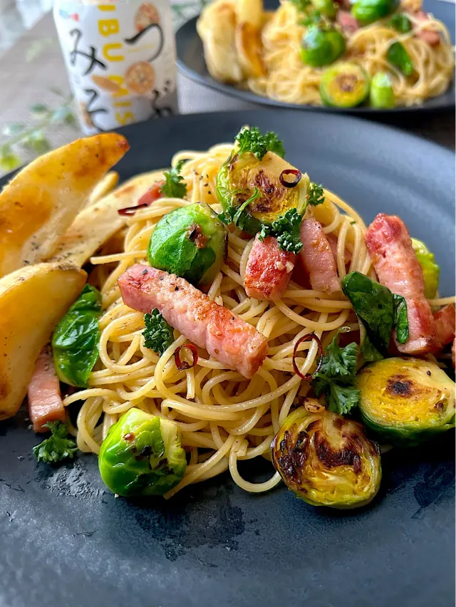 Snapdishの料理・レシピ写真:【つぶみそでみそ変】つぶみそ de ベーコンと芽キャベツのみそ変和風ペペロンチーノ｜【つぶみそ】をかけるだけで、料理の楽しさが急上昇！かけたい時が「みそ変」チャンス！