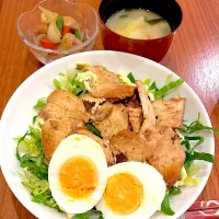 鶏チャーシュー丼　野菜炒め　味噌汁| とゆあさん