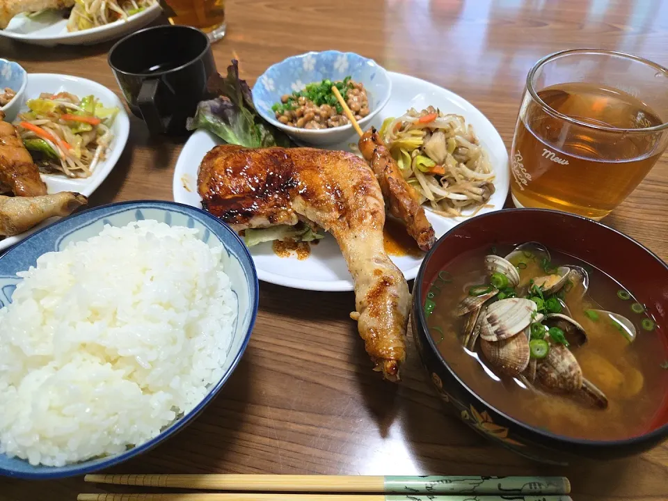 納豆・野菜炒め・とりモモ骨付き・ご飯・貝汁🌺|chiyukiさん