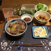 自家製牛丼、里芋の煮物、マカロニサラダ、レタス、煮豆、辛子明太子、野沢菜漬け、胡麻高菜漬け、イカの塩辛、烏龍茶(夕飯)| enarinさん