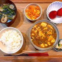 夜ご飯(麻婆豆腐、にんじんたまご、あとひきたんいこん、小松菜スープ！いちご🍓)|cocomikaさん