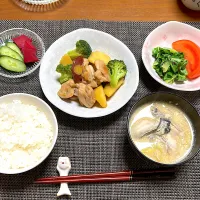 鶏もも肉とさつまいも＆じゃがいもの甘辛煮、牡蠣と白菜の豆乳お味噌汁、しろ菜のお浸し🍅、自家製糠漬け(キュウリ、紅大根)|柚子きりかさん